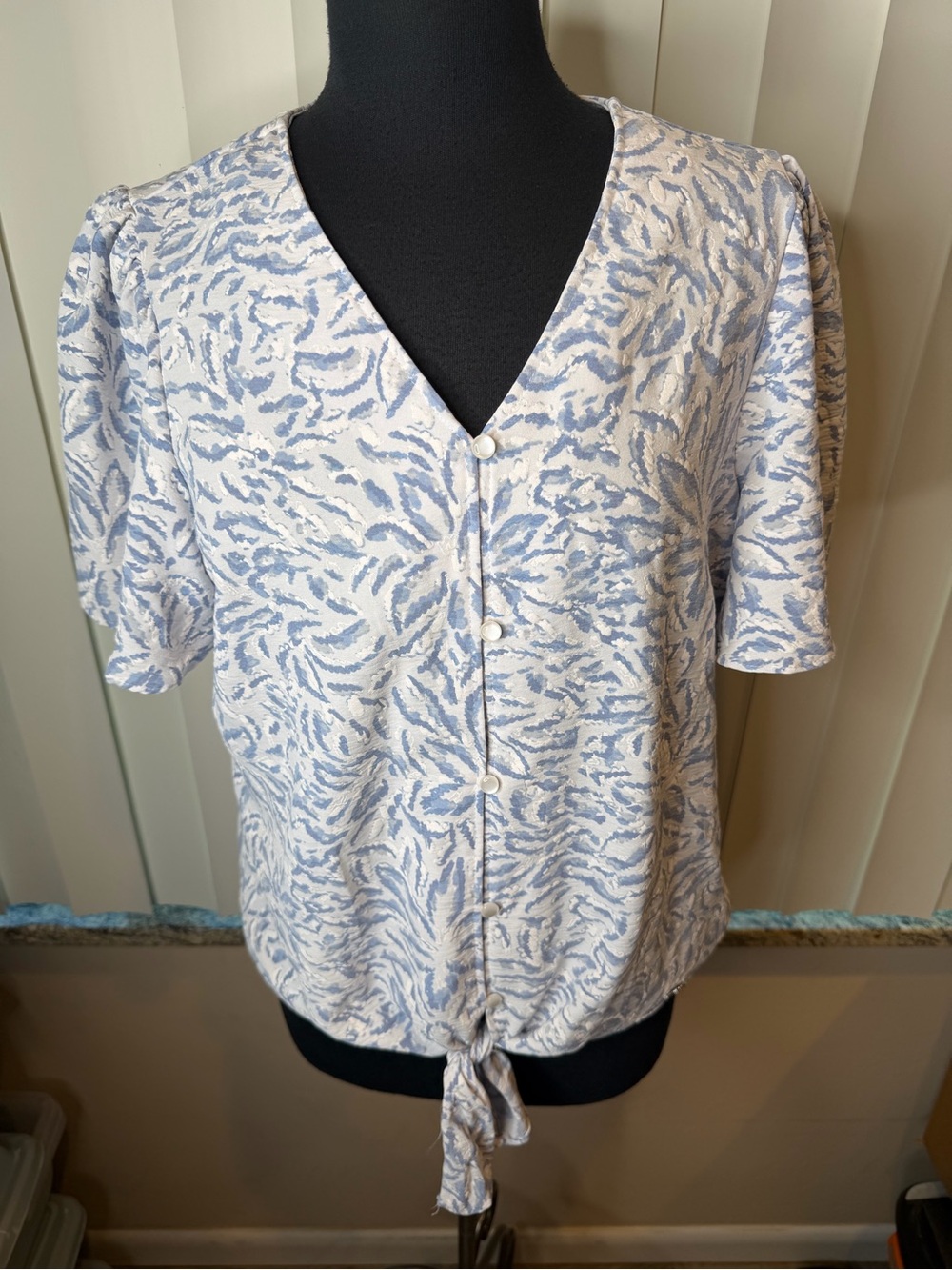 Adrienne Vittadini White Blue Front Tie Blouse Size Large
